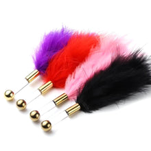 Charger l'image dans la galerie, Dominatrice excitée, sexe avec des plumes chatouilleuses BDSM