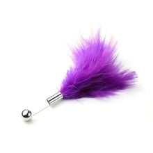 Charger l'image dans la galerie, Dominatrice excitée, sexe avec des plumes chatouilleuses BDSM