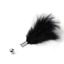 Charger l'image dans la galerie, Dominatrice excitée, sexe avec des plumes chatouilleuses BDSM