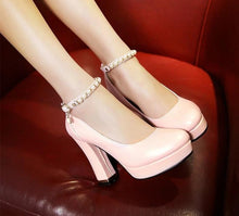 Charger l'image dans la galerie, Escarpins à talons carrés « Sissy Amy »