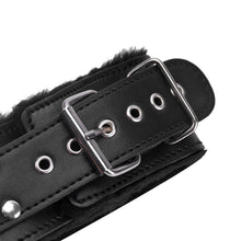 Charger l'image dans la galerie, Collier et laisse en cuir et peluche