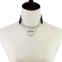 Charger l'image dans la galerie, Collier ras du cou en cuir avec cœur enchaîné