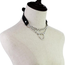 Charger l'image dans la galerie, Collier ras du cou en cuir avec cœur enchaîné