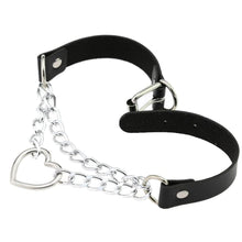 Charger l'image dans la galerie, Collier ras du cou en cuir avec cœur enchaîné