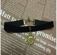 Lade das Bild in den Galerie-Viewer, Mister Sun Samthalsband