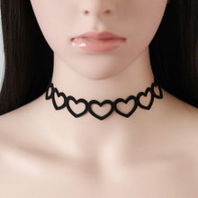 Charger l'image dans la galerie, Collier ras du cou en velours avec cœur « Sissy Anna »