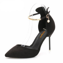 Lade das Bild in den Galerie-Viewer, Sissy in roten Wildlederpumps