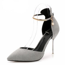 Lade das Bild in den Galerie-Viewer, Sissy in roten Wildlederpumps