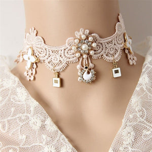 Collier ras du cou en dentelle « Sissy Lucy »