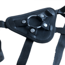 Charger l&#39;image dans la galerie, Gode ​​noir réaliste Strap On Delight BDSM
