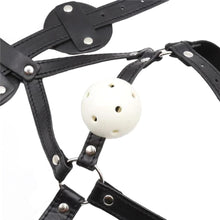 Charger l&#39;image dans la galerie, Jeu de bondage avec énorme bâillon à boule et harnais BDSM
