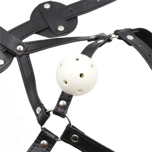 Jeu de bondage avec énorme bâillon à boule et harnais BDSM