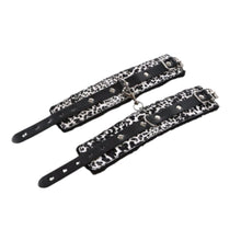 Charger l&#39;image dans la galerie, Menottes sexy en fourrure à imprimé léopard BDSM
