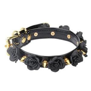 Süßes Halsband mit Blumen und Stacheln