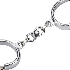 Glänzende Hufeisen wie Eisenfesseln BDSM